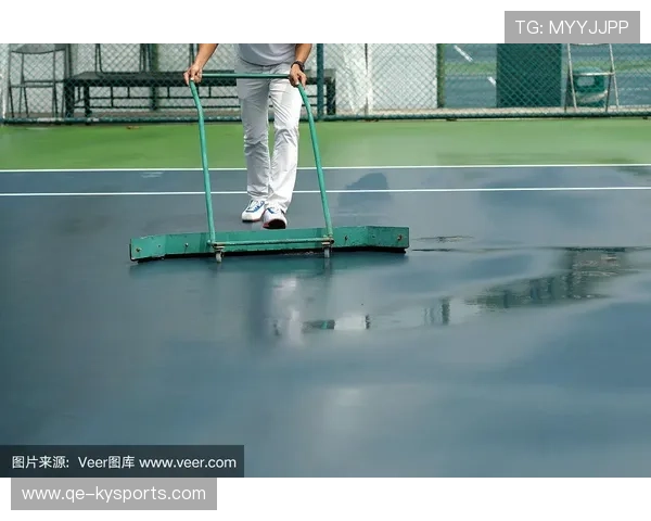 网球赛场志愿者参与球场日常维护，网球场活动